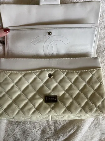 Bolso de hombro Chanel crema/blanco roto doble solapa charol reedición