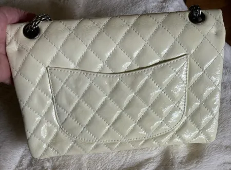 Bolso de hombro Chanel crema/blanco roto doble solapa charol reedición