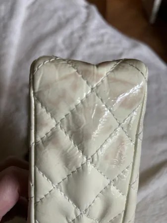 Bolso de hombro Chanel crema/blanco roto doble solapa charol reedición