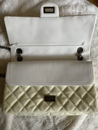 Bolso de hombro Chanel crema/blanco roto doble solapa charol reedición
