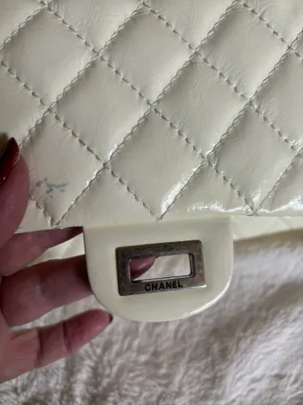 Bolso de hombro Chanel crema/blanco roto doble solapa charol reedición