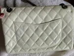 Bolso de hombro Chanel crema/blanco roto doble solapa charol reedición