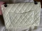 Bolso de hombro Chanel crema/blanco roto doble solapa charol reedición